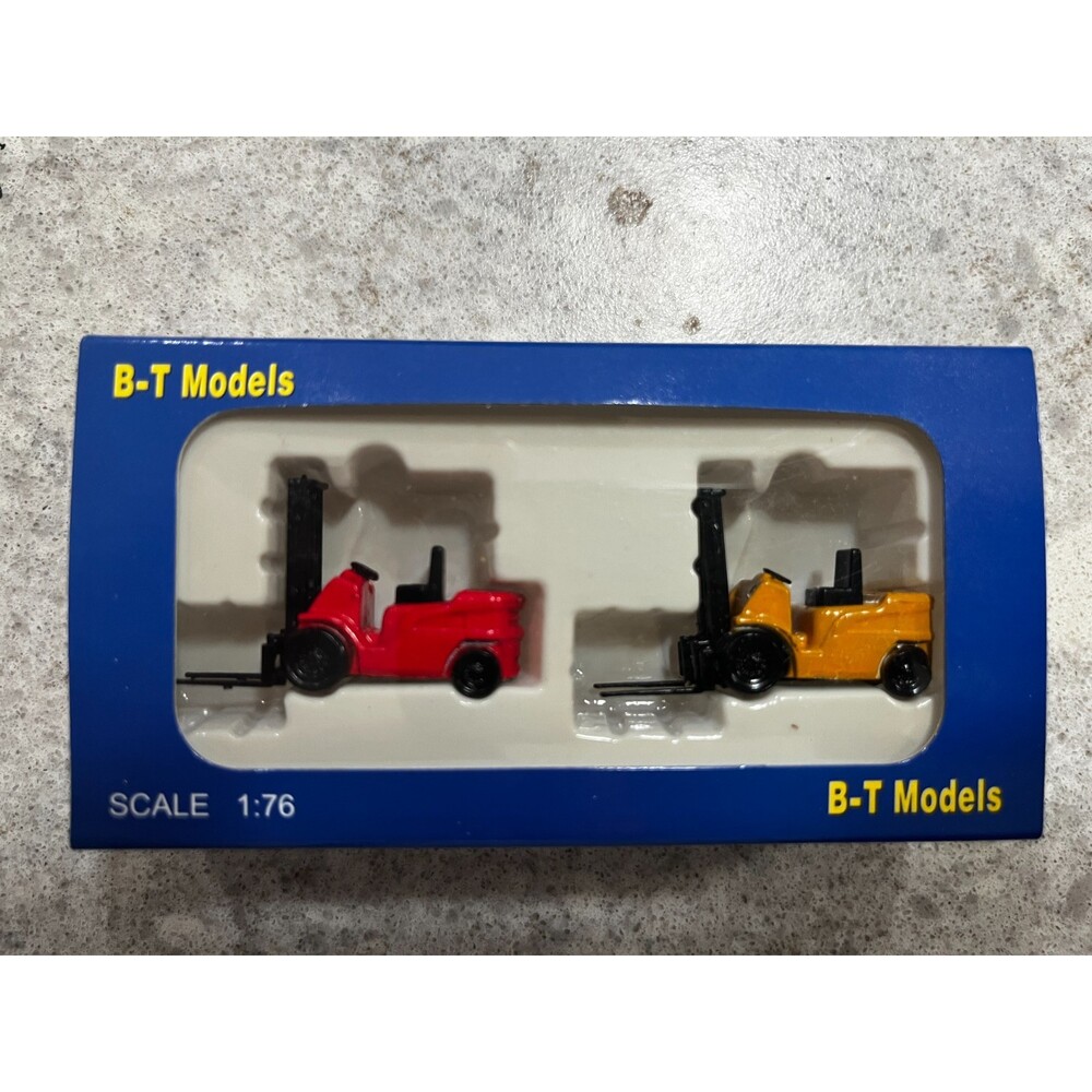 Base Toy B-T Models 1:76   L11 Forklift trucks set of 2  red yellow NEW